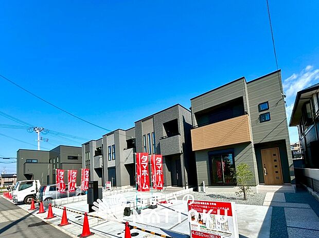 【現地写真（街並み）】雨で汚れを落とし、耐久性・耐候性に優れた外壁を使用しています。