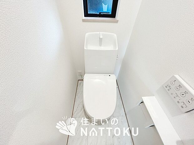 【トイレ】汚れてもサッとひと拭きでお手入れ簡単、エコ仕様の温水洗浄便座付きのトイレです。
バリアフリーにも配慮しています。