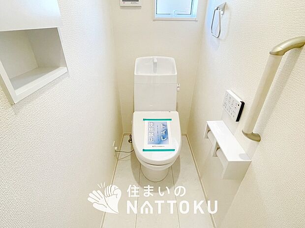 【トイレ】汚れてもサッとひと拭きでお手入れ簡単、エコ仕様の温水洗浄便座付きのトイレです。
バリアフリーにも配慮しています。