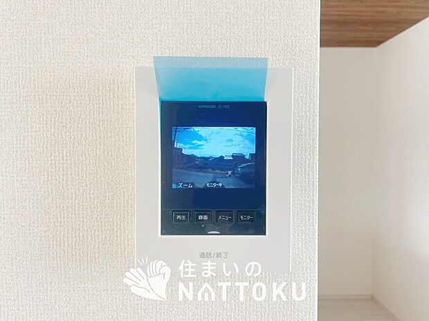 【TVモニター付インターホン】手放し通話ができ、送話表示灯で送話・受話状態が確認できます。
映像と音声で玄関先の様子をチェックできるモニター機能や、夜間の訪問者の顔も確認できるLEDライトを装備しています。