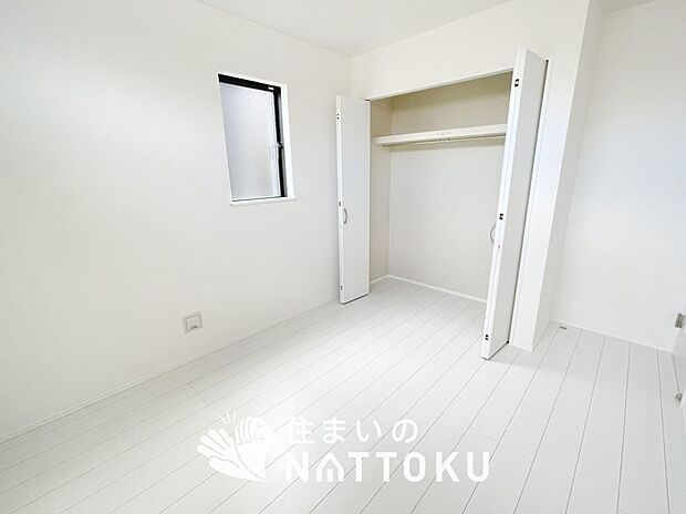 【現地写真(寝室)】木目の美しさを際立たせるシンプルデザインの建具を使用しています。