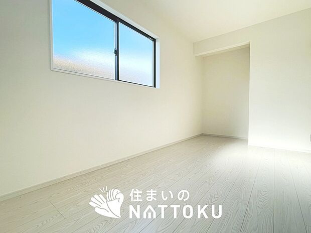 【現地写真(寝室)】木目の美しさを際立たせるシンプルデザインの建具を使用しています。