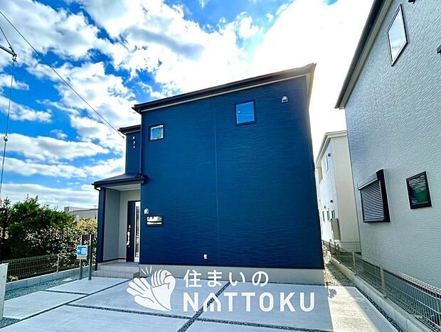 【現地写真（外観）【３号地】】軽くて火災に強い屋根材を採用し、地震時の建物への負担や揺れを軽減しています。