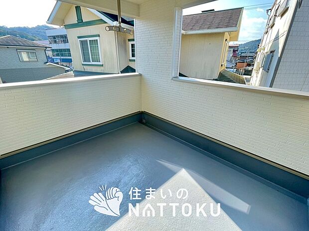 【バルコニー】奥行きが広く、洗濯物をゆったりと干せる十分な広さで、家族の洗濯も捗ります。