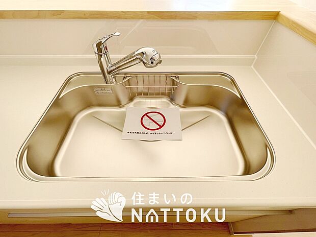 【浄水器内臓型ハンドシャワー付シンク】広々とした凸型シンクに洗剤ポケットを標準装備。すっきり収納できます。
また、蛇口の先端に浄水器を内蔵しているため場所をとりません。