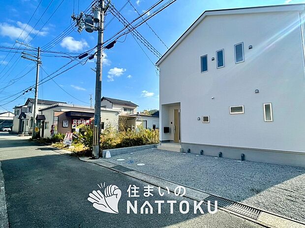 【現地写真(前道含む外観)】健康被害に配慮したもっとも安全性の高い建材を採用し、シックハウス対策をしております。