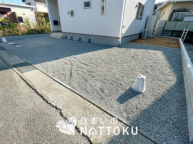 【現地写真(駐車場)】駐車スペースが広く、運転が苦手な方も安心です。