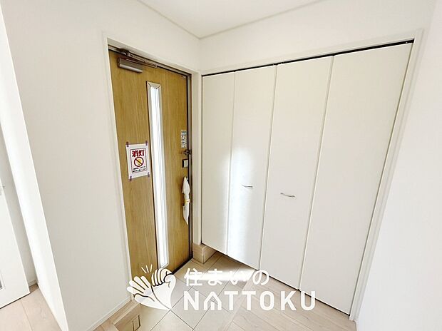 【現地写真(玄関)】玄関には、大型のシューズ収納を設置しています。
