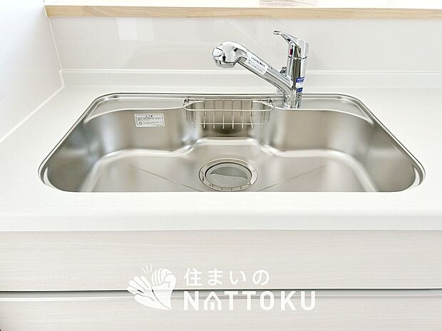 【浄水器内臓ハンドシャワー付シンク】広々とした凸型シンクに洗剤ポケットを標準装備。すっきり収納できます。
また、蛇口の先端に浄水器を内蔵しているため場所をとりません。
