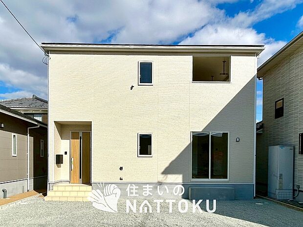 【現地写真(外観)【2号地】】軽くて火災に強い屋根材を採用し、地震時の建物への負担や揺れを軽減しています。