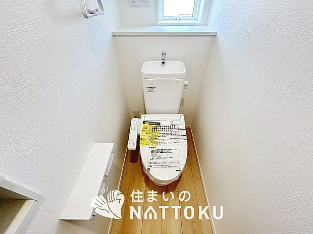 【トイレ】汚れてもサッとひと拭きでお手入れ簡単、エコ仕様の温水洗浄便座付きのトイレです。
バリアフリーにも配慮しています。