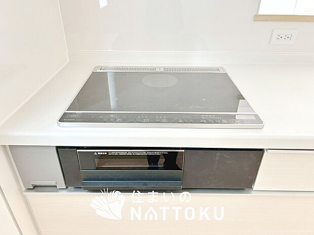 【ビルトインコンロ】フラットな構造で清掃性が高く、過熱防止センサー付3口タイプで日頃の家事も快適です。