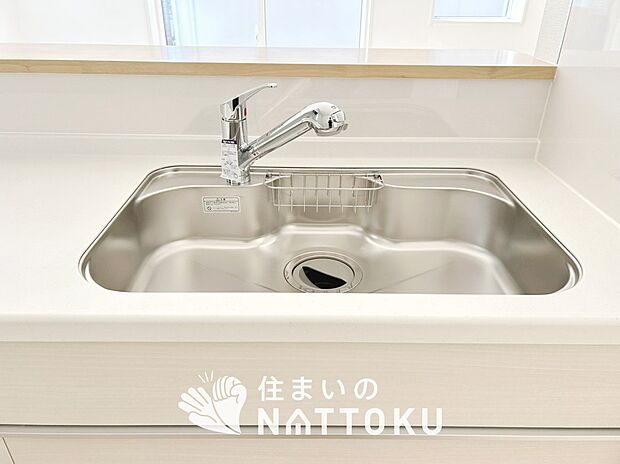 【浄水器内臓ハンドシャワー付シンク】広々とした凸型シンクに洗剤ポケットを標準装備。すっきり収納できます。
また、蛇口の先端に浄水器を内蔵しているため場所をとりません。
