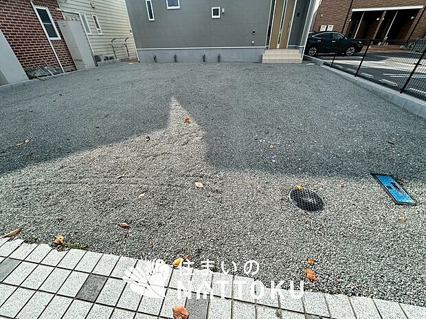 【現地写真(駐車場)】駐車スペースが広く、運転が苦手な方も安心です。