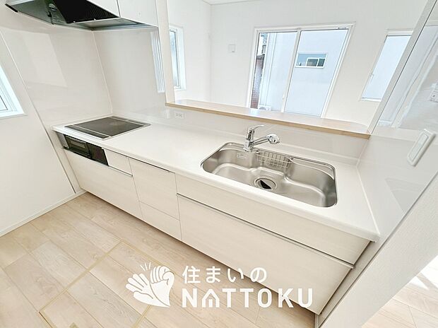 【現地写真(キッチン)】収納たっぷりのシステムキッチン、浄水器付水栓を標準装備しています。