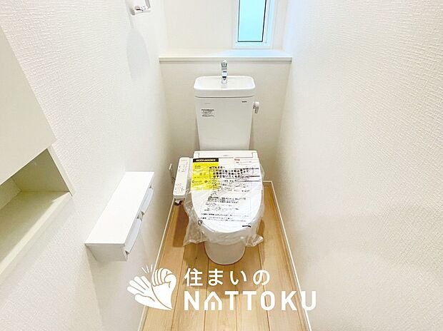 【トイレ】汚れてもサッとひと拭きでお手入れ簡単、エコ仕様の温水洗浄便座付きのトイレです。
バリアフリーにも配慮しています。