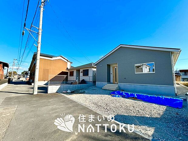 【現地写真（前道含む外観）】健康被害に配慮したもっとも安全性の高い建材を採用し、シックハウス対策をしております。