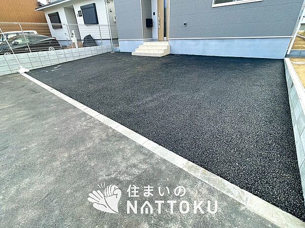 【現地写真（駐車場）】駐車スペースが広く、運転が苦手な方も安心です。