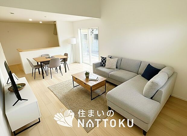 【現地写真（リビング）】フローリング材には、木目、色調など木材特有の風合いがあり、ナチュラルな美しさになっています。