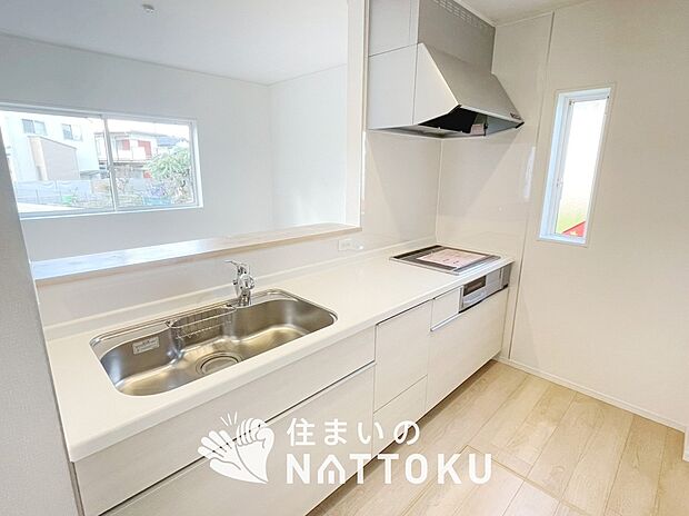 【現地写真（キッチン）】収納たっぷりのシステムキッチン、浄水器付水栓を標準装備しています。