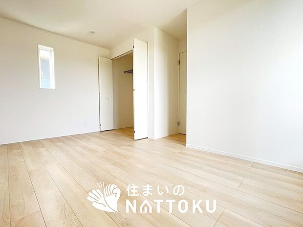 【現地写真(寝室)】木目の美しさを際立たせるシンプルデザインの建具を使用しています。