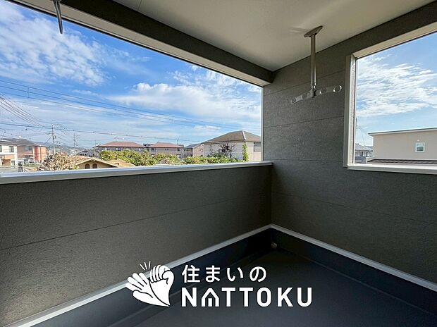 【バルコニー】奥行きが広く、洗濯物をゆったりと干せる十分な広さで、家族の洗濯も捗ります。