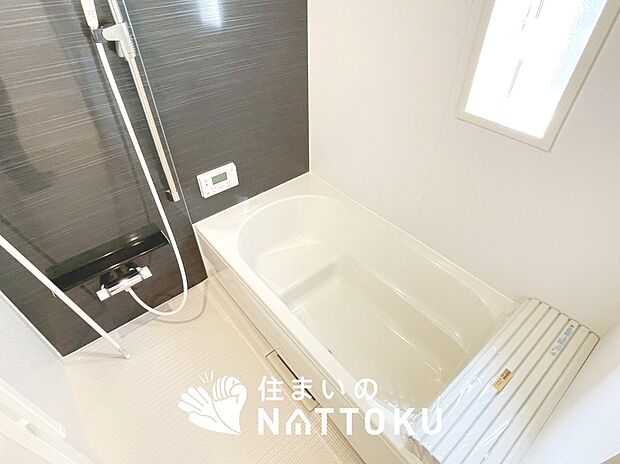 【現地写真(浴室)】浴室暖房乾燥機付き。1坪タイプで広々です。