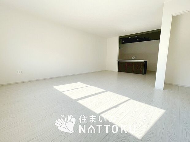 【現地写真(リビング)】フローリング材には、木目、色調など木材特有の風合いがあり、ナチュラルな美しさになっています。