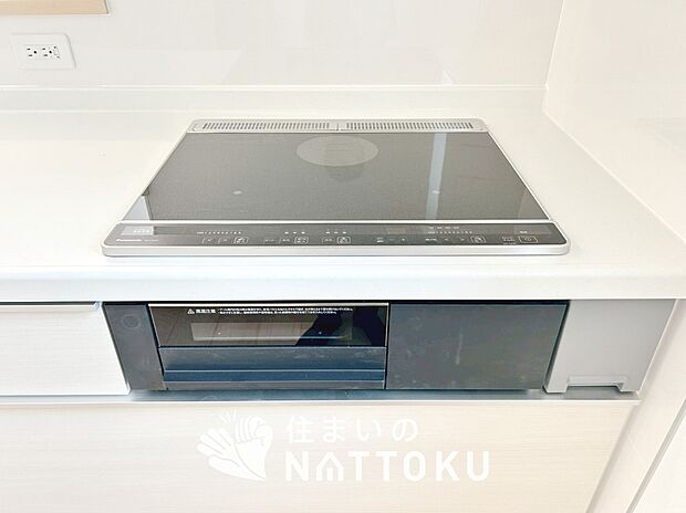 【ビルトインコンロ】フラットな構造で清掃性が高く、過熱防止センサー付3口タイプで日頃の家事も快適です。