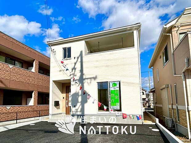 【現地写真（外観）】雨で汚れを落とし、耐久性・耐候性に優れた外壁を使用しています。