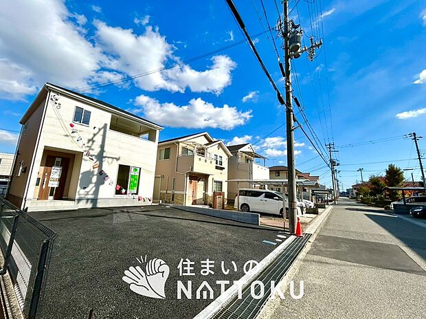 【現地写真（前道含む外観）】軽くて火災に強い屋根材を採用し、地震時の建物への負担や揺れを軽減しています。