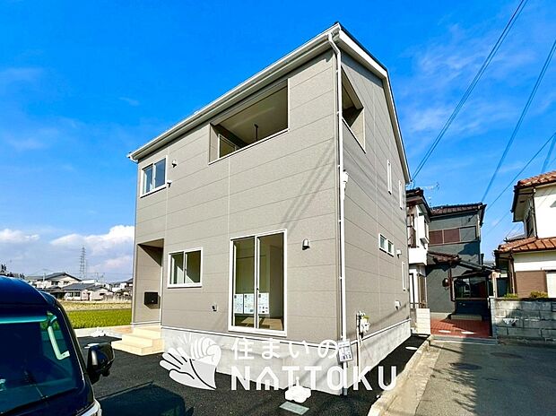 【現地写真(外観)】雨で汚れを落とし、耐久性・耐候性に優れた外壁を使用しています。