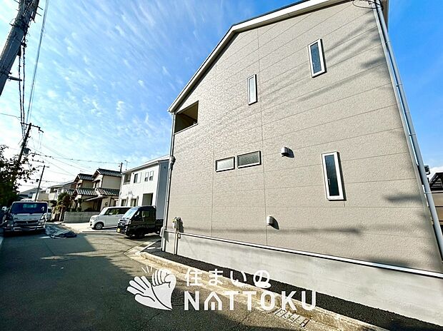 【現地写真(前道含む外観)】軽くて火災に強い屋根材を採用し、地震時の建物への負担や揺れを軽減しています。