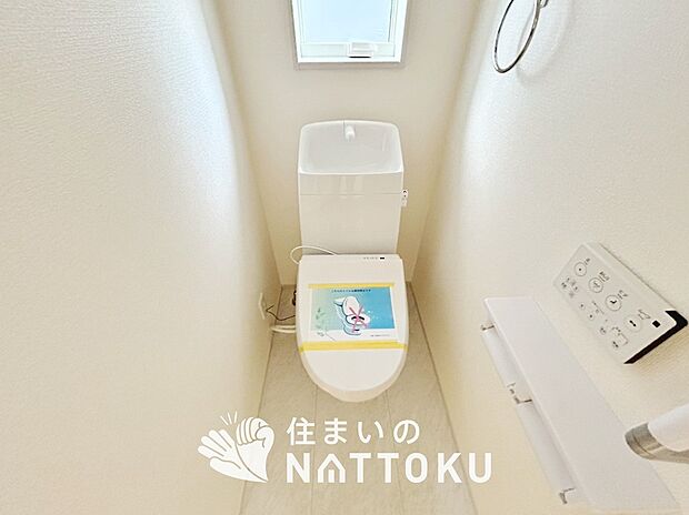 【トイレ】汚れてもサッとひと拭きでお手入れ簡単、エコ仕様の温水洗浄便座付きのトイレです。
バリアフリーにも配慮しています。