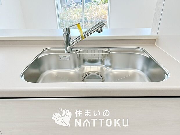 【浄水器内臓型ハンドシャワー付シンク】傷や汚れが付きにくい静音仕様の全面エンボス加工シンク。
また、蛇口の先端に浄水器を内蔵。浄水シャワーが使える毎分4リットルのたっぷり浄水。