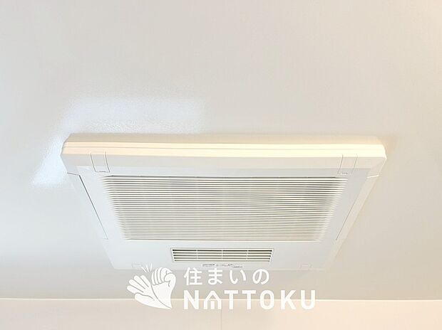 【電気式浴室暖房換気乾燥機】寒い冬場はあたたかく、暑い夏場は扇風機のような心地よさです。
雨の日は、浴室が衣類乾燥スペースになります。
