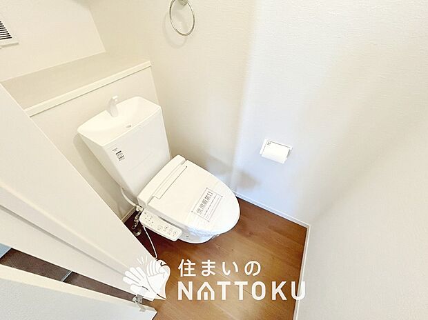 【トイレ】汚れてもサッとひと拭きでお手入れ簡単、エコ仕様の温水洗浄便座付きのトイレです。
バリアフリーにも配慮しています。