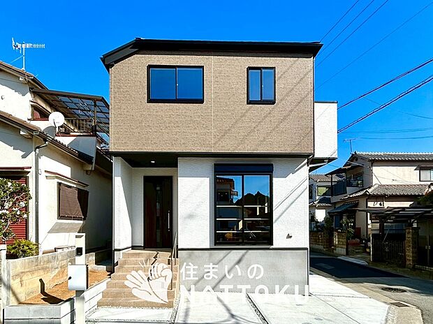 【現地写真(外観)】軽くて火災に強い屋根材を採用し、地震時の建物への負担や揺れを軽減しています。