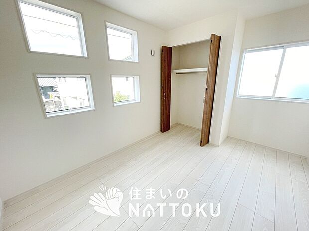 【現地写真(寝室)】木目の美しさを際立たせるシンプルデザインの建具を使用しています。