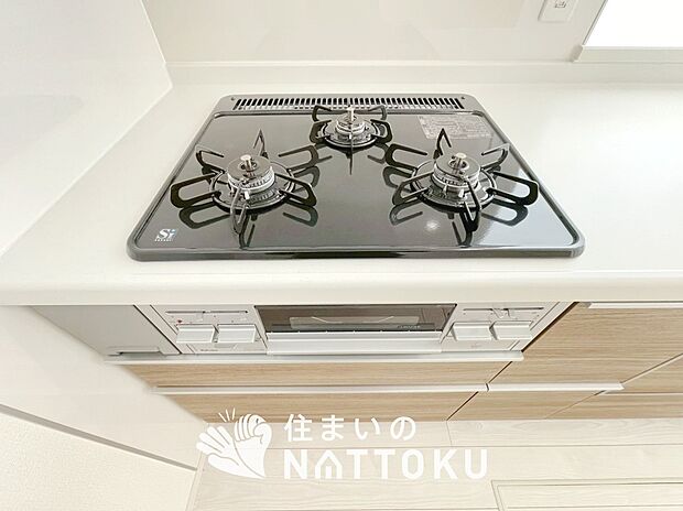 【ビルトインコンロ】フラットな構造で清掃性が高く、過熱防止センサー付3口タイプで日頃の家事も快適です。