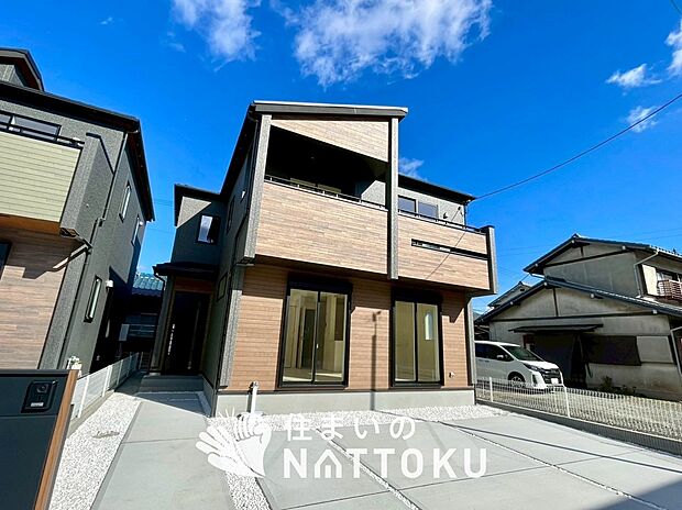 【現地写真(外観)【2号地】 】軽くて火災に強い屋根材を採用し、地震時の建物への負担や揺れを軽減しています。