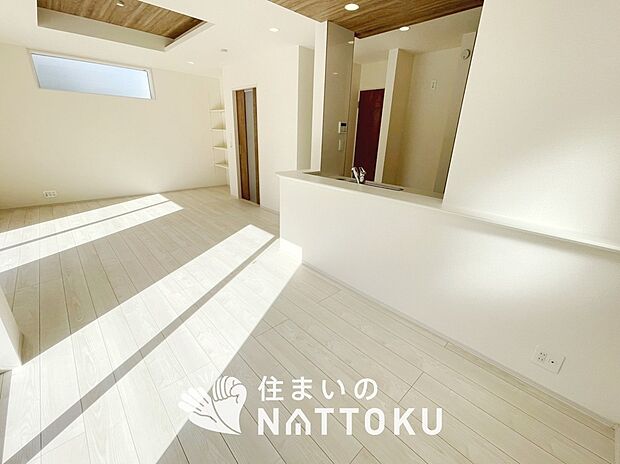 【現地写真(リビング)】フローリング材には、木目、色調など木材特有の風合いがあり、ナチュラルな美しさになっています。