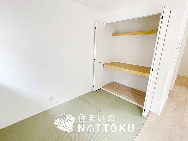 【現地写真（和室）】大壁仕様の新和室。くつろぎの空間です。