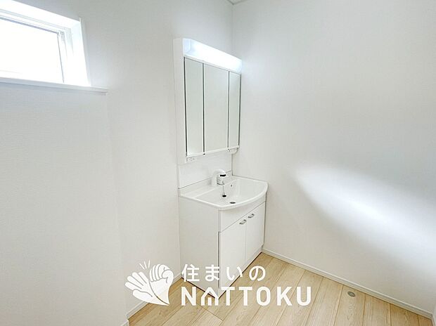 【洗面台・洗面所】鏡の両サイドは、必要なものを取出しやすく、大きな鏡面で朝の準備も快適。
使いやすいリフトアップ機能付きのシングルレバーシャワー水栓付です。
