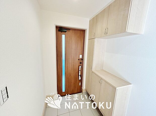 【現地写真(玄関)】玄関には、大型のシューズ収納を設置しています。