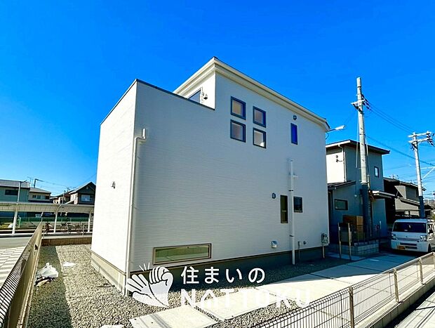 【現地写真(外観)【2号地】 】軽くて火災に強い屋根材を採用し、地震時の建物への負担や揺れを軽減しています。
