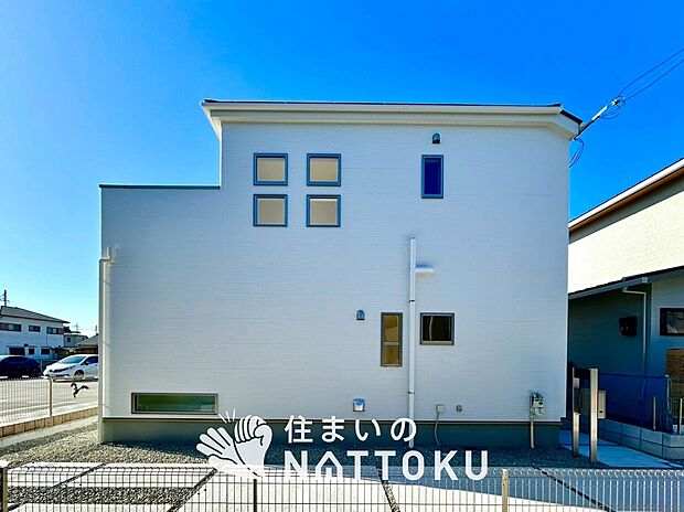 【現地写真(外観)【2号地】 】軽くて火災に強い屋根材を採用し、地震時の建物への負担や揺れを軽減しています。