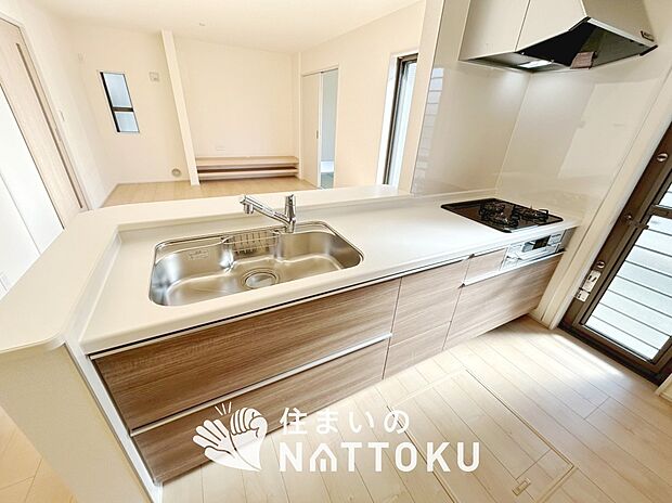 【現地写真(キッチン)】収納たっぷりのシステムキッチン、浄水器付水栓を標準装備しています。