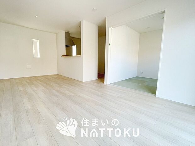 【現地写真（リビング）】フローリング材には、木目、色調など木材特有の風合いがあり、ナチュラルな美しさになっています。