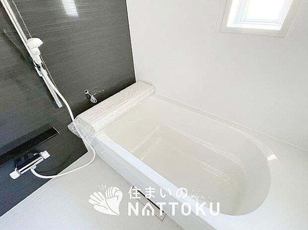 【現地写真（浴室）】浴室暖房乾燥機付き。１坪タイプで広々です。